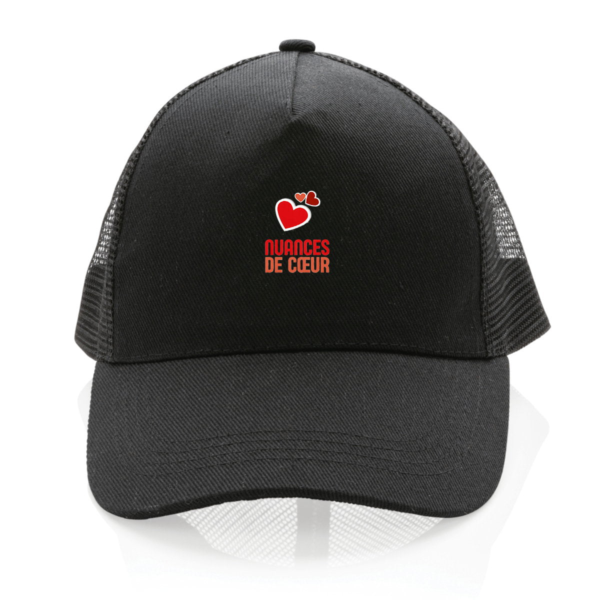 Casquette Trucker 100% recyclée : Amour en nuances de coeurs rouges - face_0